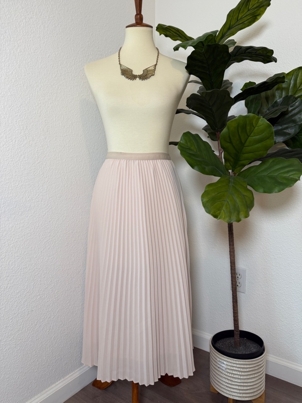 Aritzia Light Blush Pleated Midi Skirt